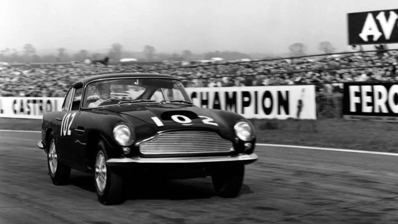 Stirling Moss al volante del Aston Martin DB4 GT Lightweight (1960)