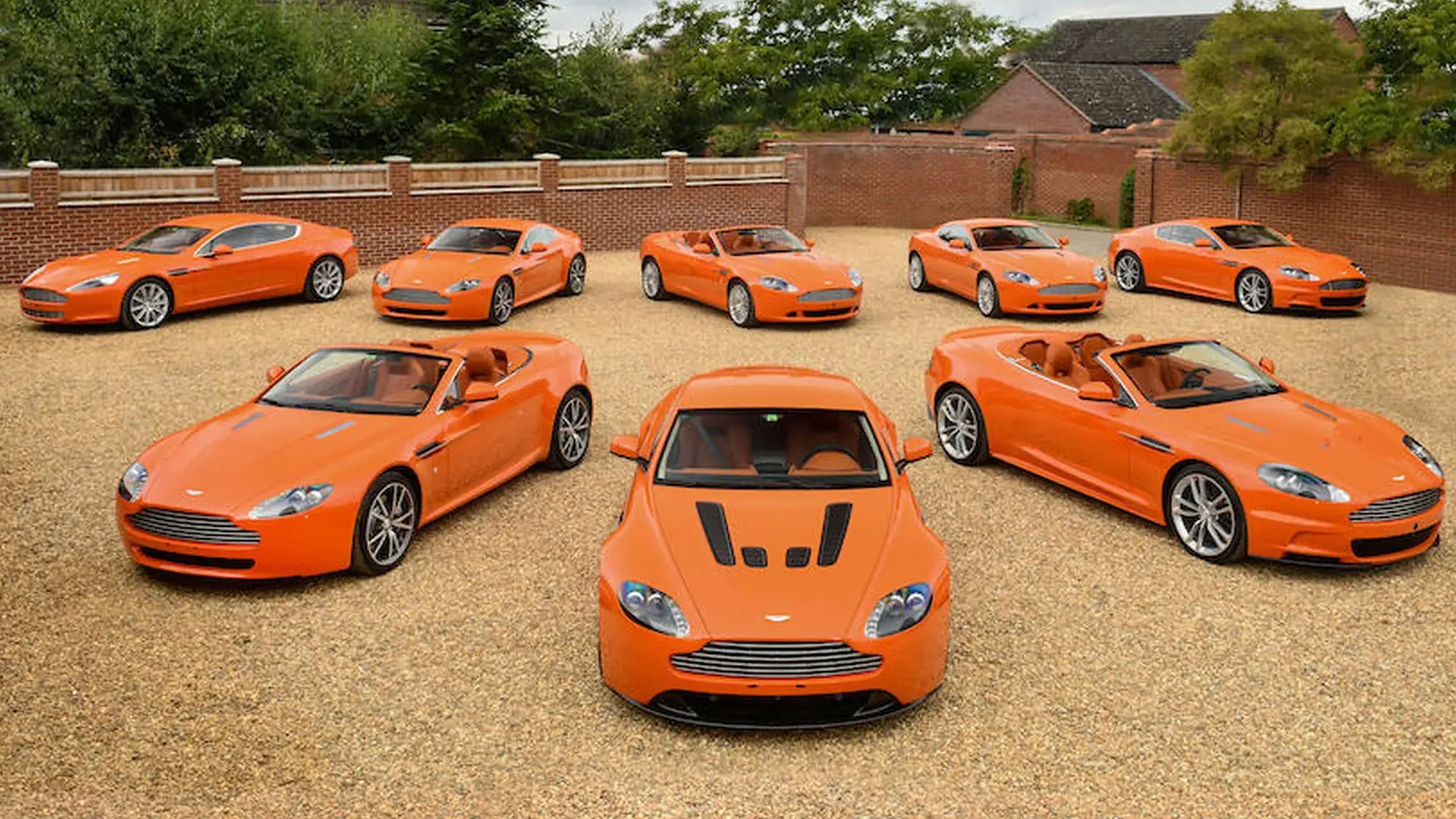Todo al naranja: la increíble colección formada por ocho modelos de Aston Martin pintados en este color