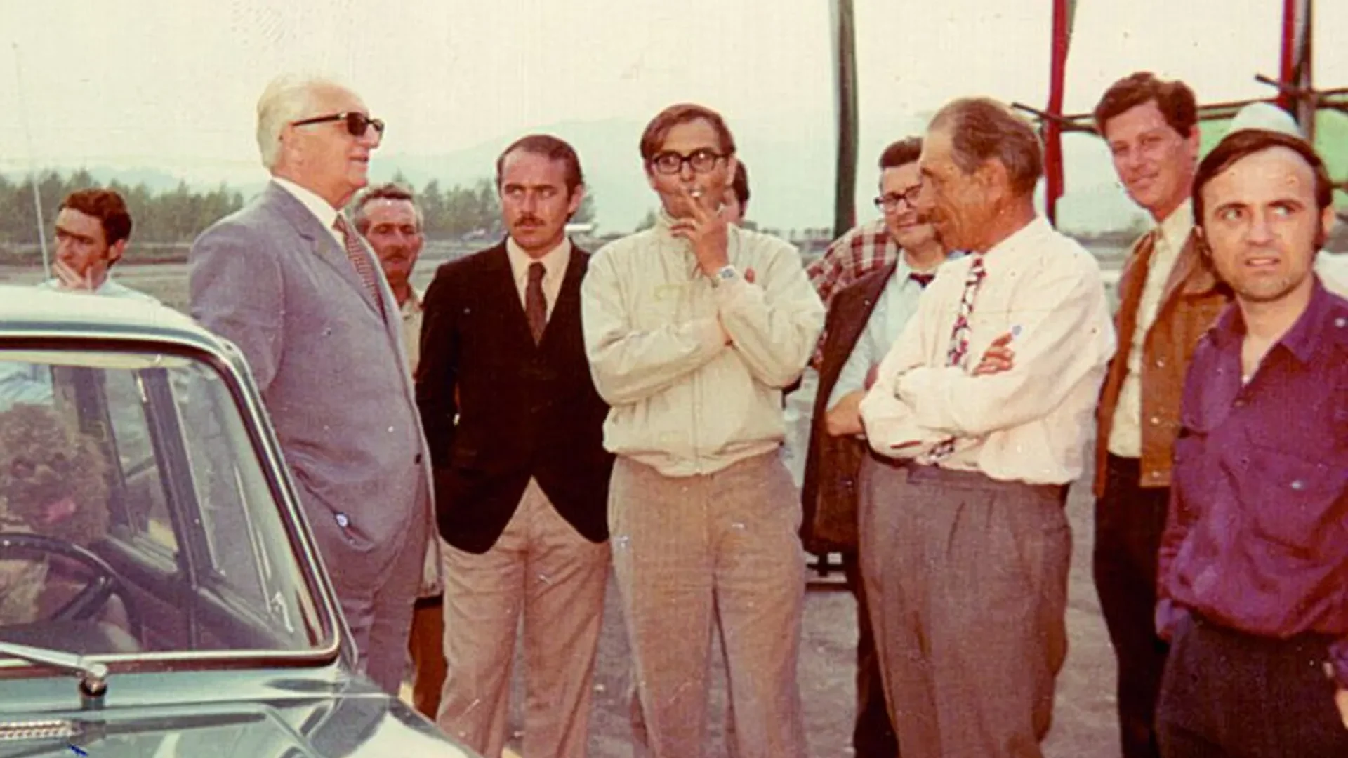Giampaolo Dallara acompañado de, entre otros, Enzo Ferrari. 