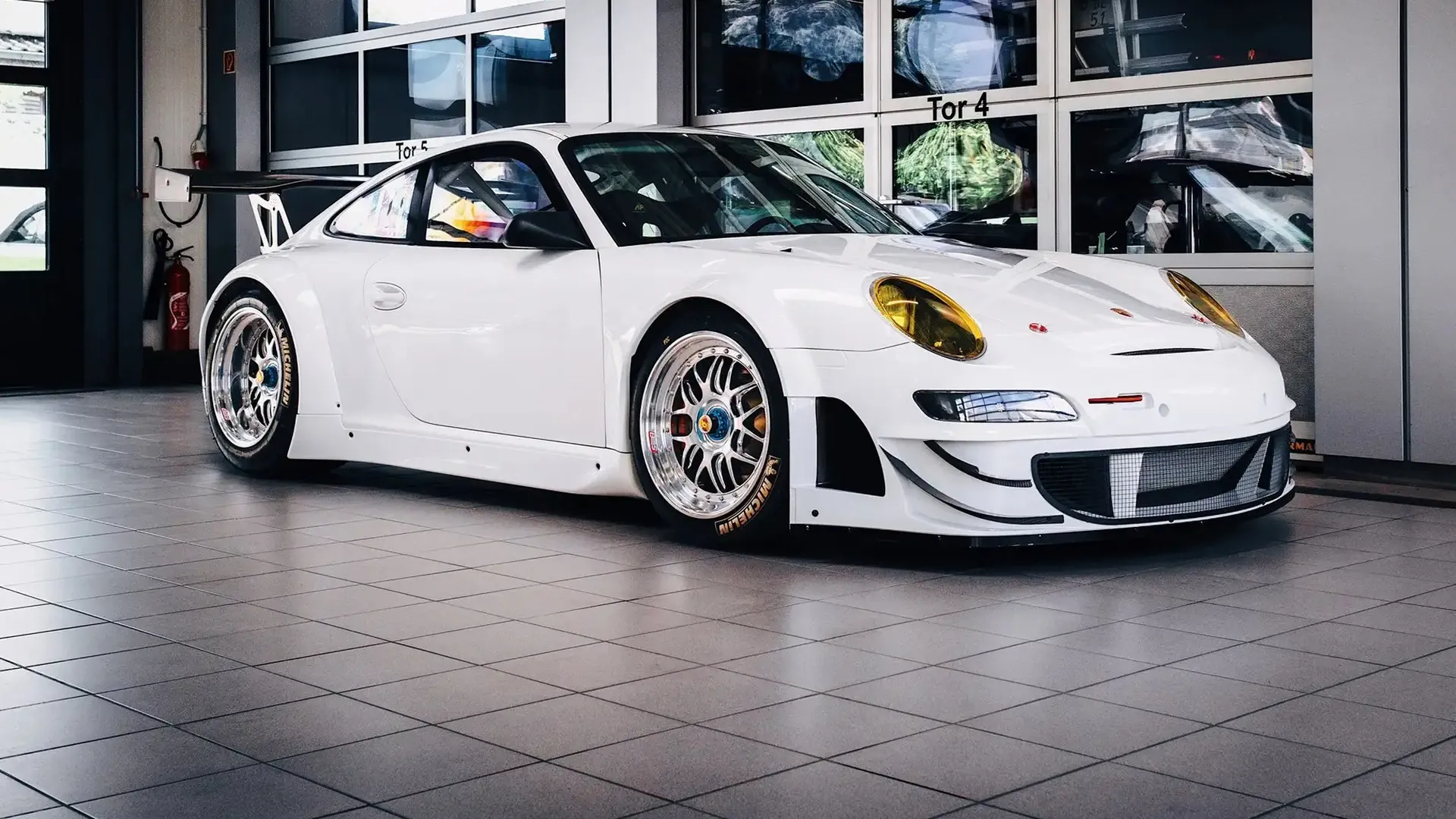 ¿Quieres un Porsche 911 GT3 RSR con solo 20 kilómetros recorridos?