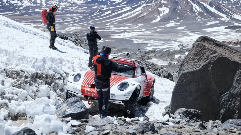 Porsche 911 en Ojos del Salado, Chile 31