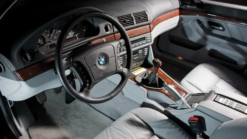 BMW 528i Touring interior