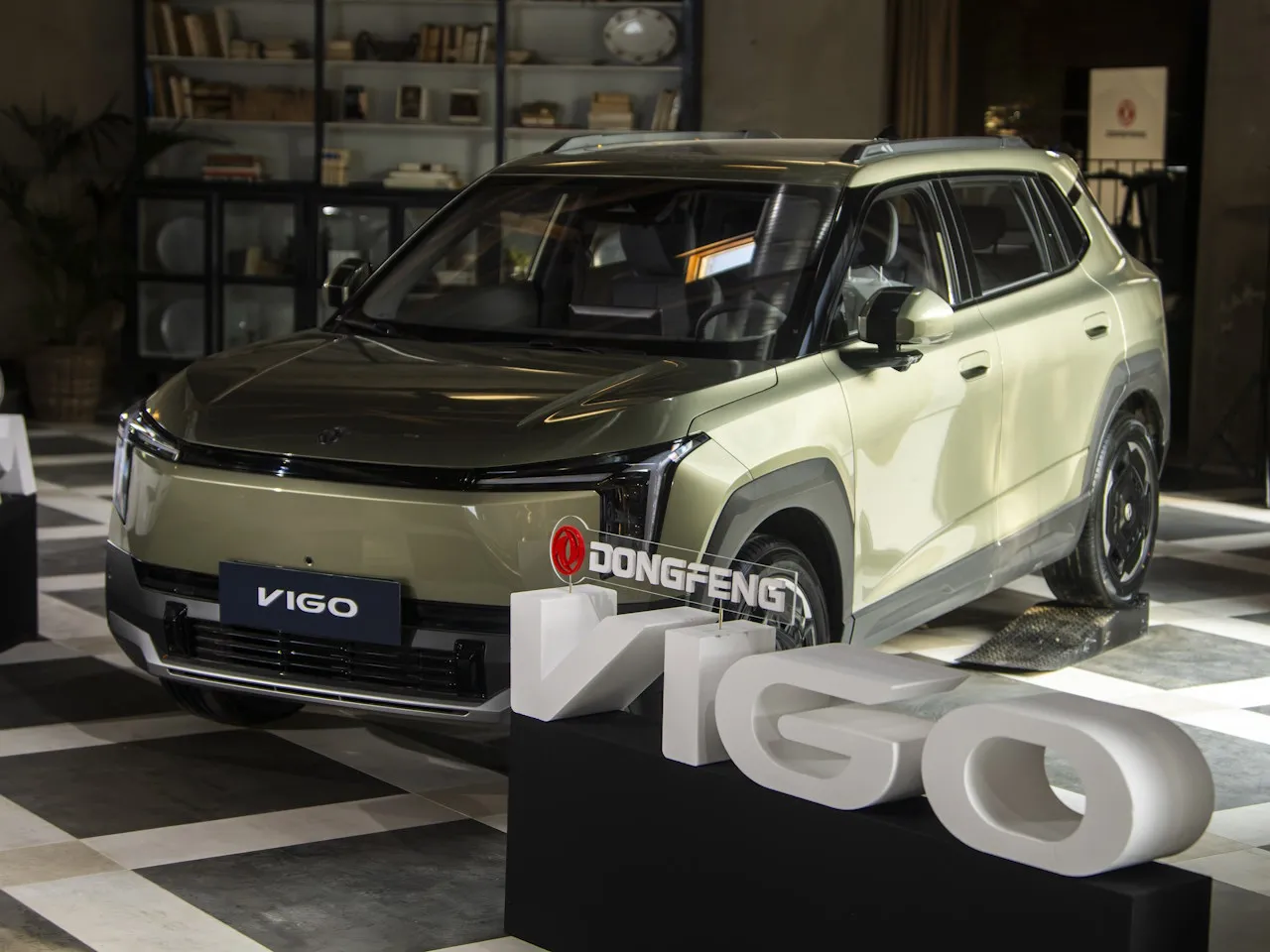 Dongfeng VIGO: un crossover eléctrico y familiar con portón partido, 340 km de autonomía y precio de derribo