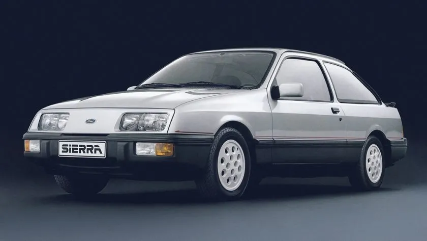 Ford Sierra 2 0i S con fondo negro