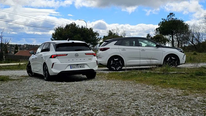 Opel Astra GSe vs Opel Grandland GSe (3)