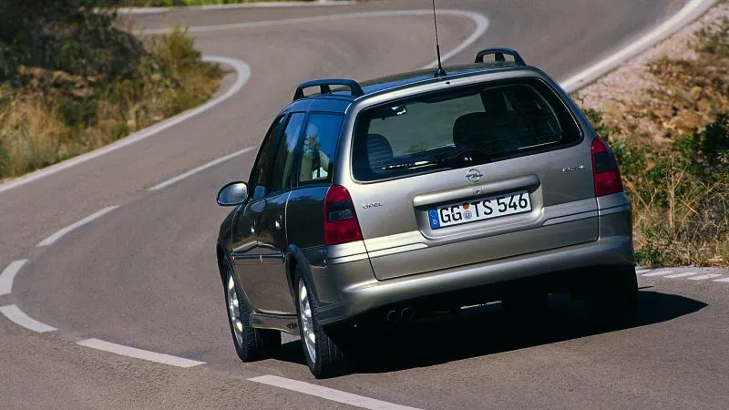 Opel Vectra Caravan 1 8 GL (2)