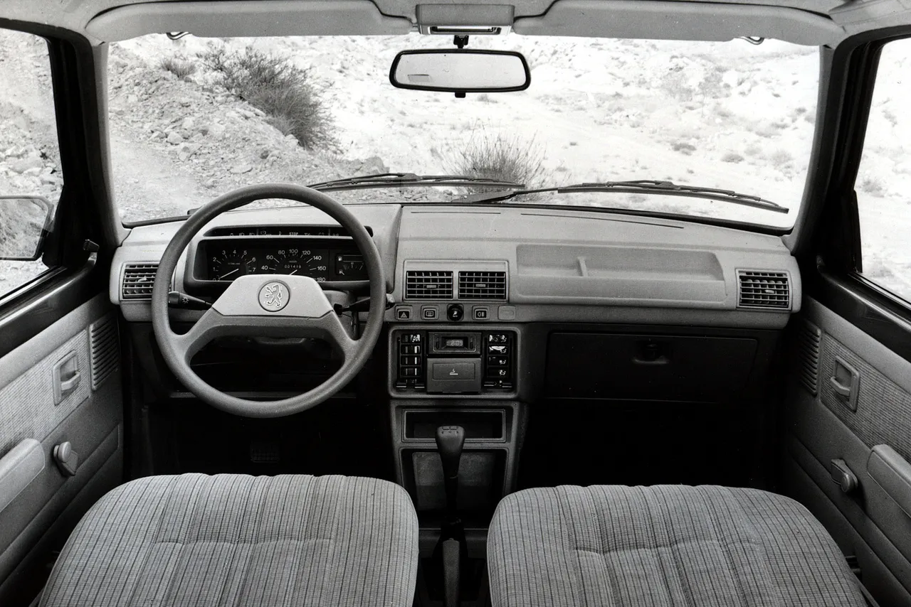 Peugeot 205 SR interior