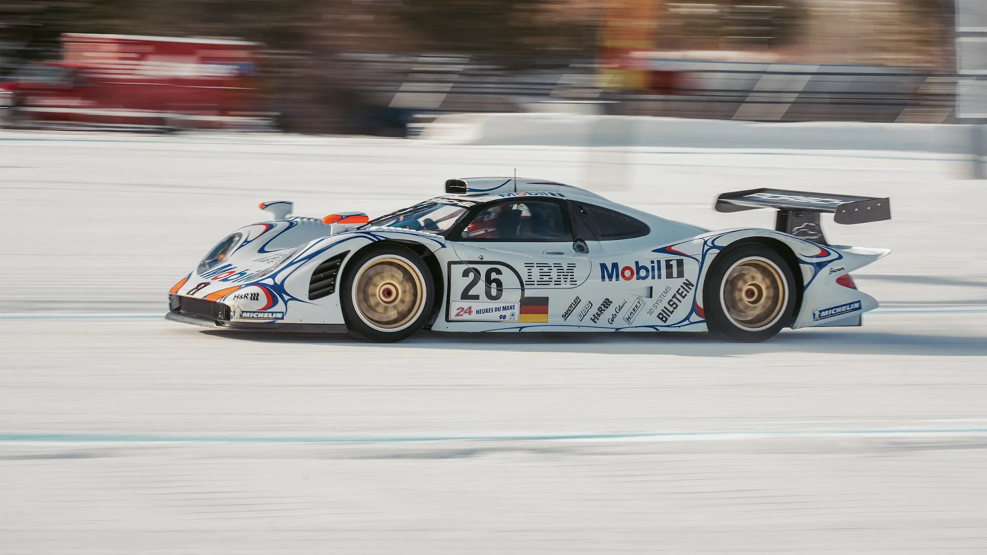 El Porsche 911 GT1, campeón de Le Mans en 1998, se pasea por la nieve en Aspen