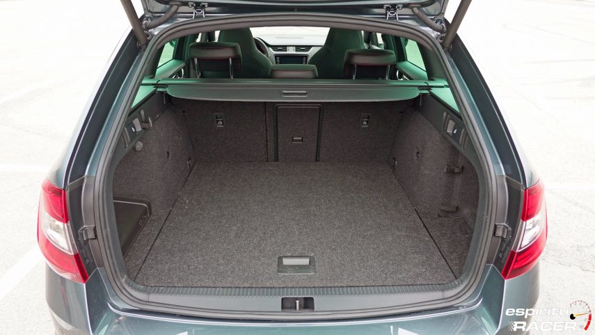 Skoda Octavia Combi RS 2019 interior 24