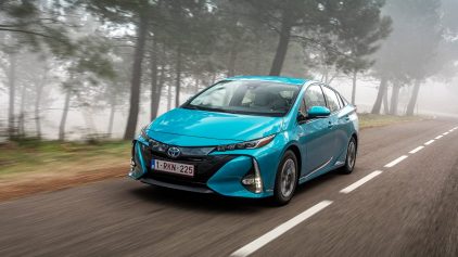 toyota prius plug in (1)