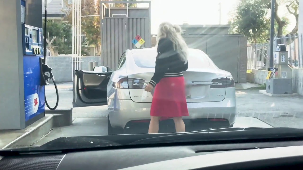 Intenta echar gasolina… a un Tesla Model S