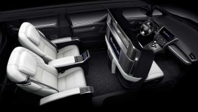 Lexus LM 300h 3