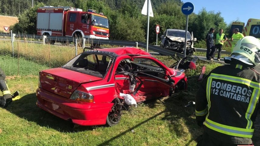 Mitsubishi Lancer EVO accidente Corrales de Buelna
