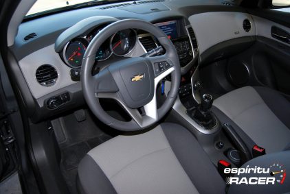 Chevrolet Cruze 4p J300 3
