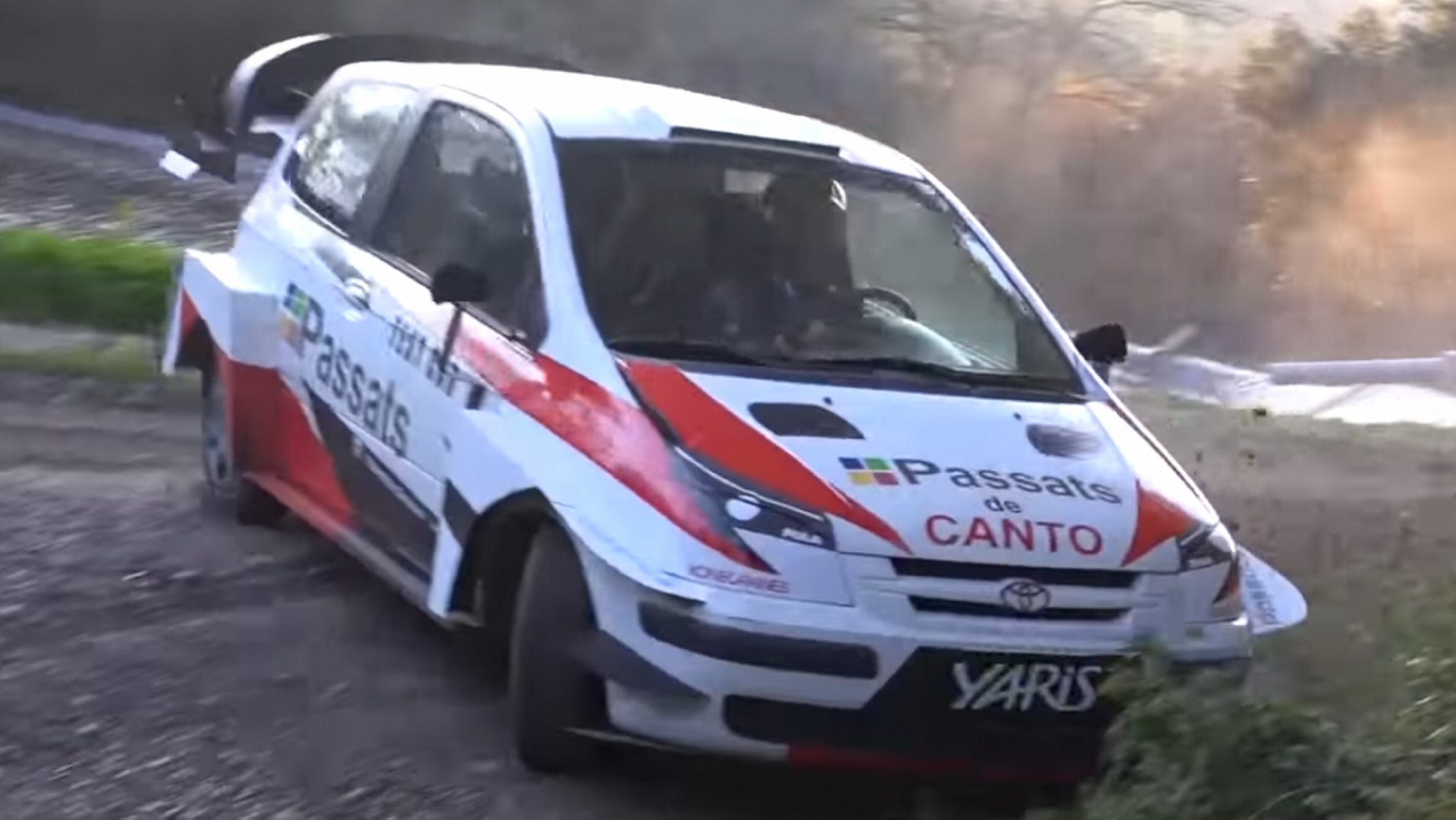 Parece un Toyota Yaris WRC haciendo unos test, pero…
