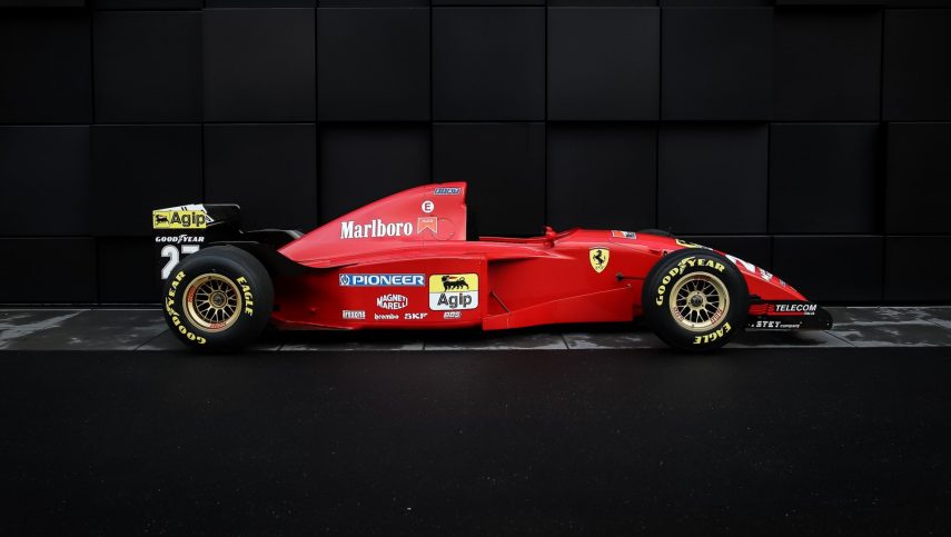 Este Ferrari 412 T2, el primero que condujo Michael Schumacher, puede ser tuyo