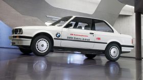 BMW 325iX Coupe Electric 2