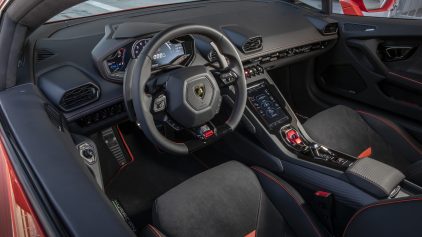 Lamborghini Huracan EVO interior