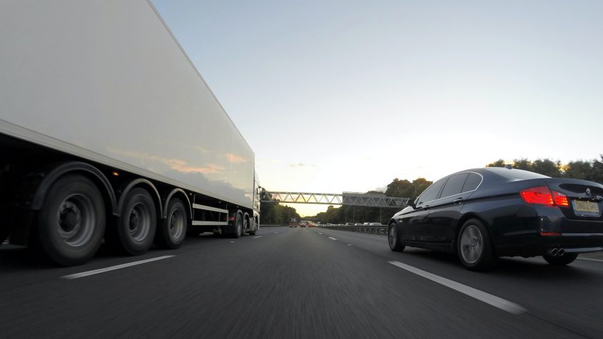 Camion adelanta coche