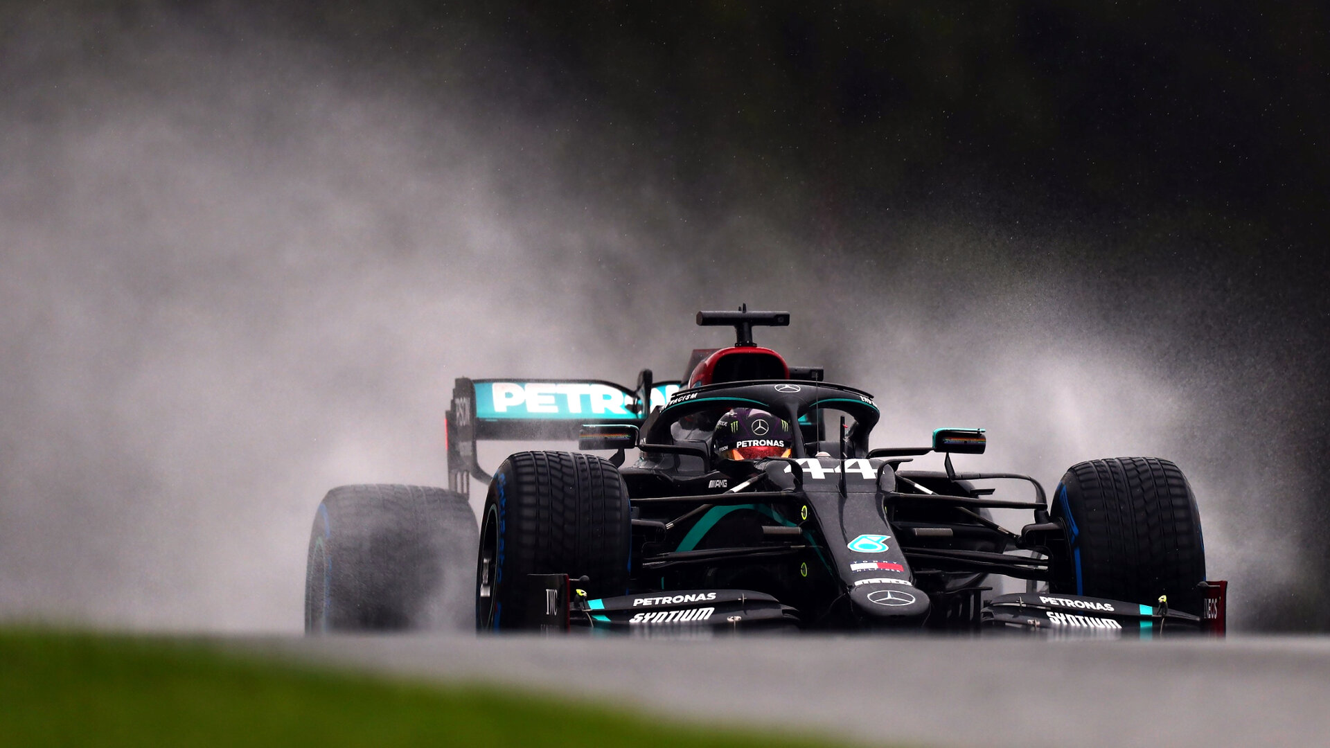 Hamilton domina bajo la lluvia de Spielberg y saldrá primero en el GP de Estiria 2020