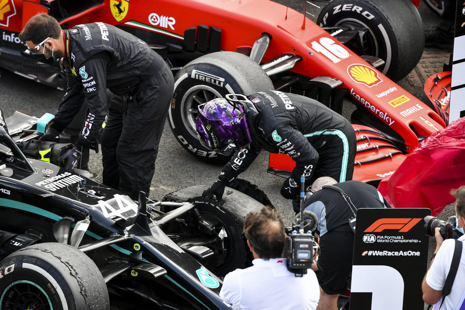 Hamilton gana con un neumático pinchado el Gran Premio de Gran Bretaña