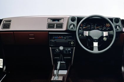 Interior Toyota Corolla Levin GT Apex AE86 analogico