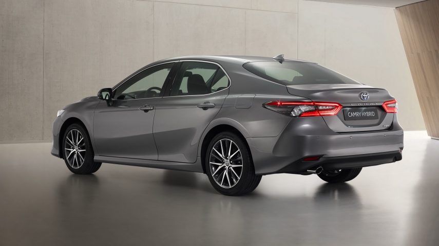 Toyota Camry Hybrid 2021 (2)
