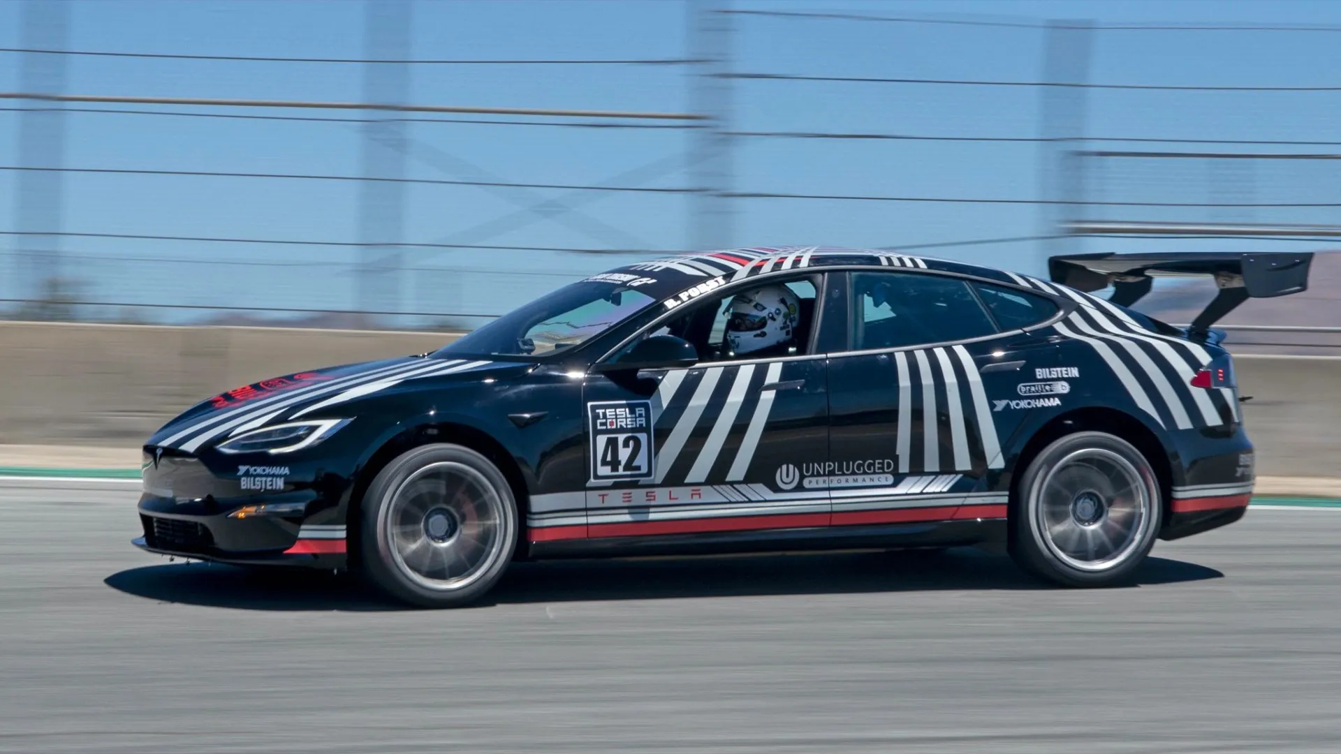 El Tesla Model S Plaid de unplugged Performance supera al Porsche 911 GT2 RS en Laguna Seca