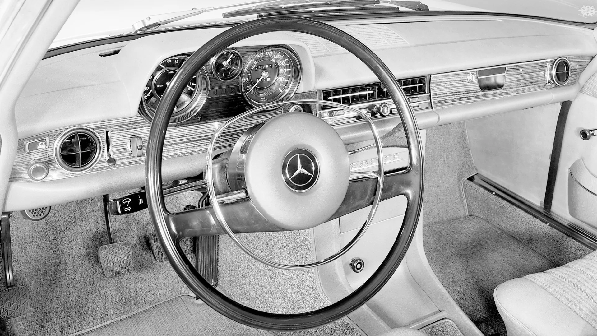 Mercedes Benz 280 CE Interior