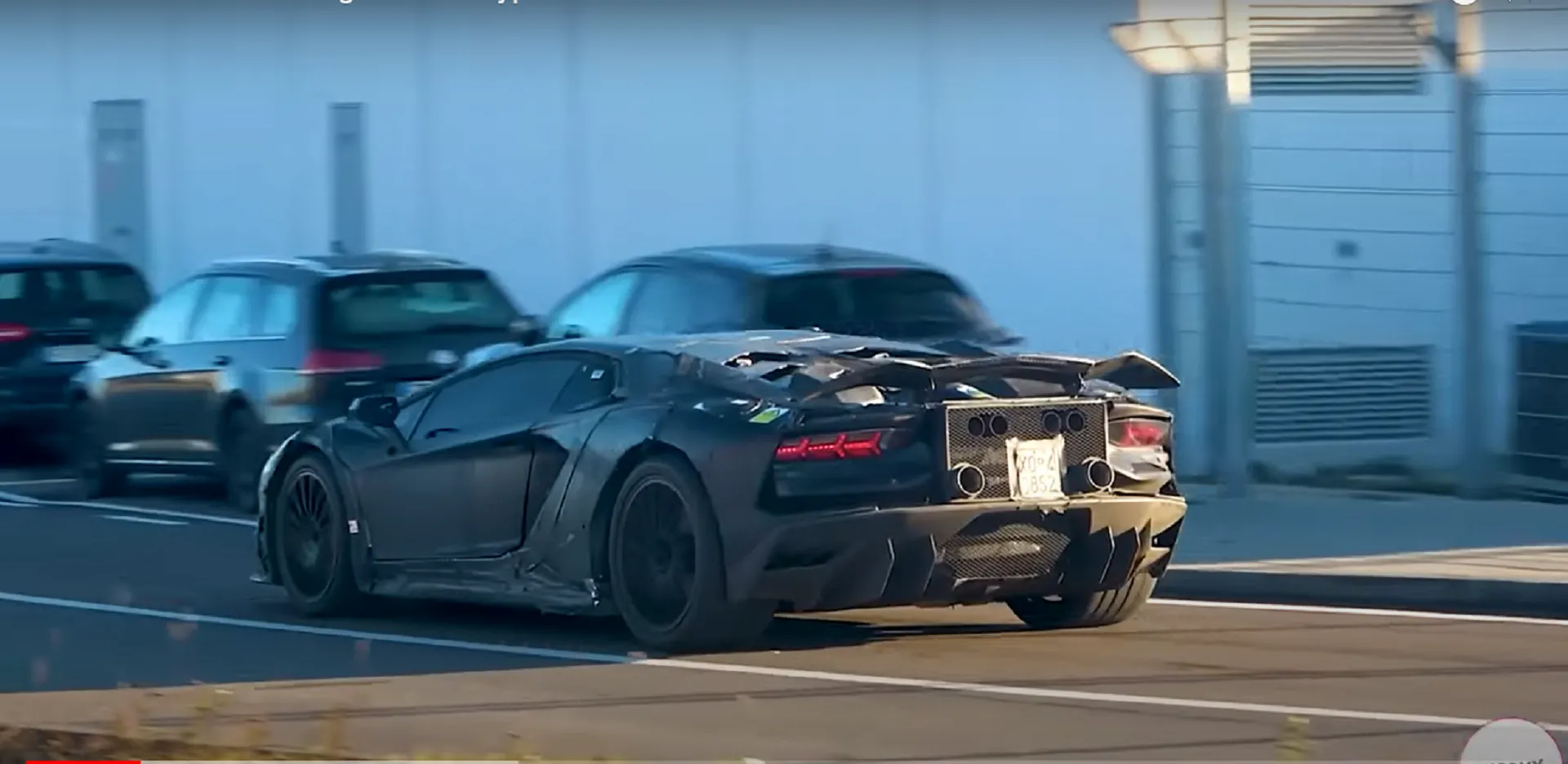 El sustituto del Lamborghini Aventador se ha dejado ver en los alrededores de la fábrica