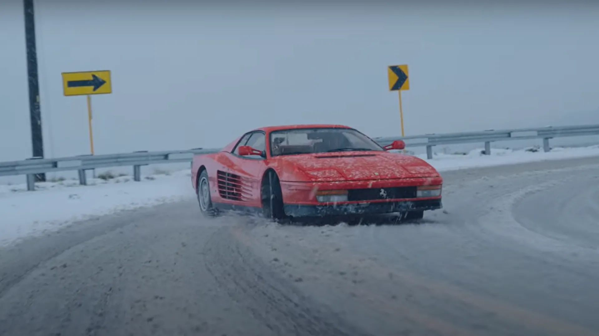Un día de nieve, un Ferrari Testarossa en el garaje y algo de tiempo libre, ¿Qué podría pasar?