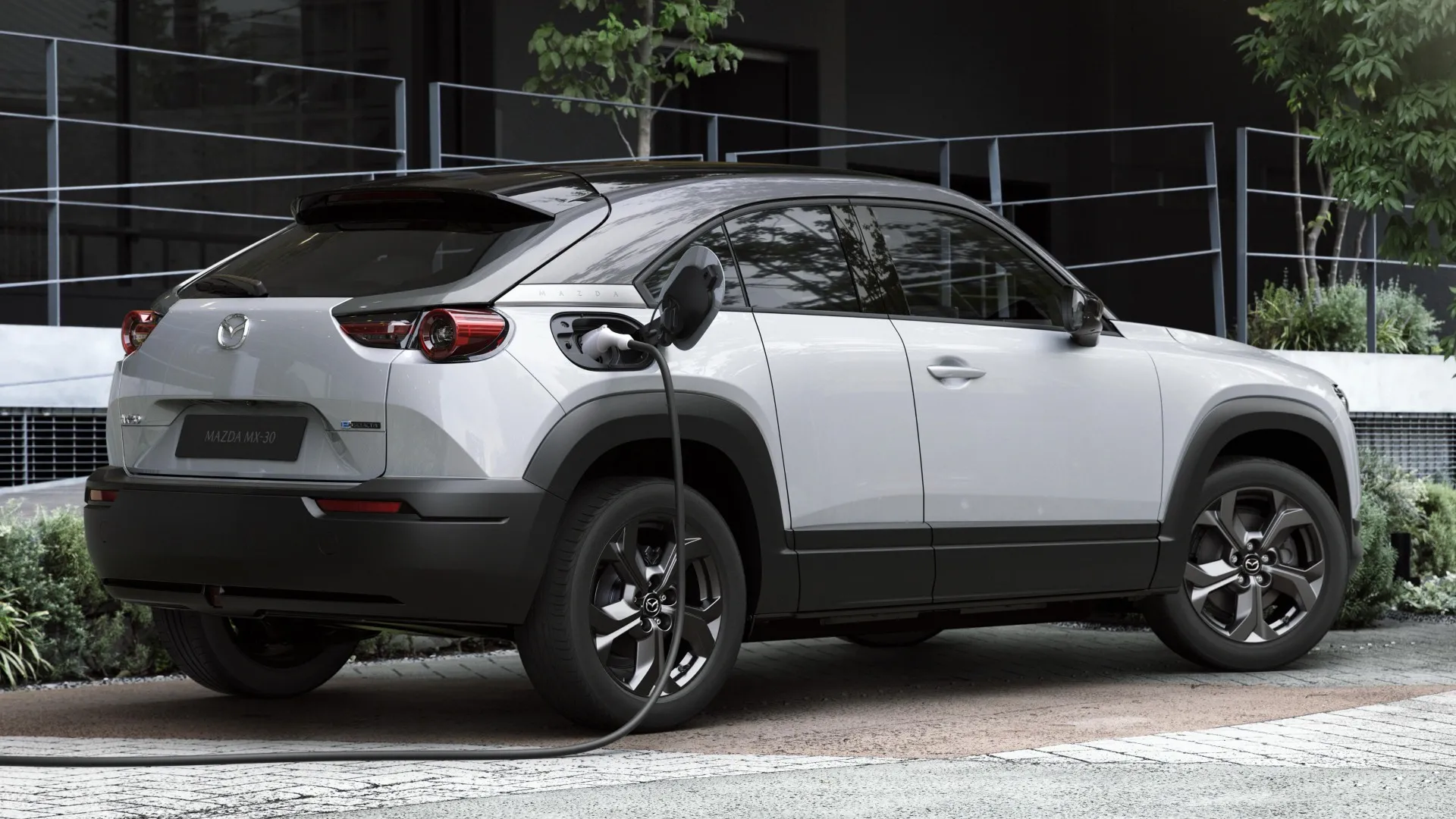 El jefe de Mazda U.S.A. no ve sostenibles los coches eléctricos con baterías muy grandes