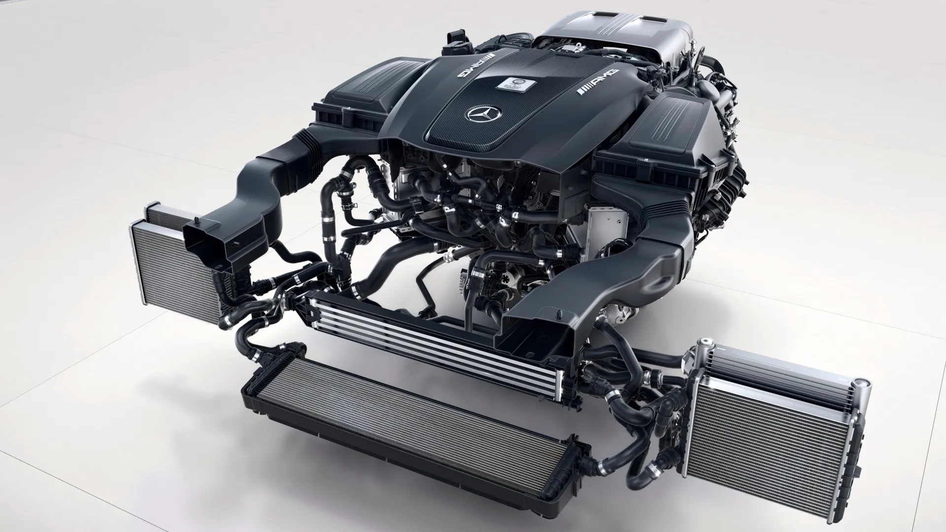 ¿Has visto como se monta un motor V8 de Mercedes-AMG?