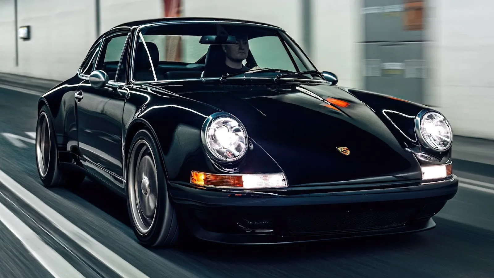 Theon Design crea un restomod perfecto sobre el Porsche 911 (964)