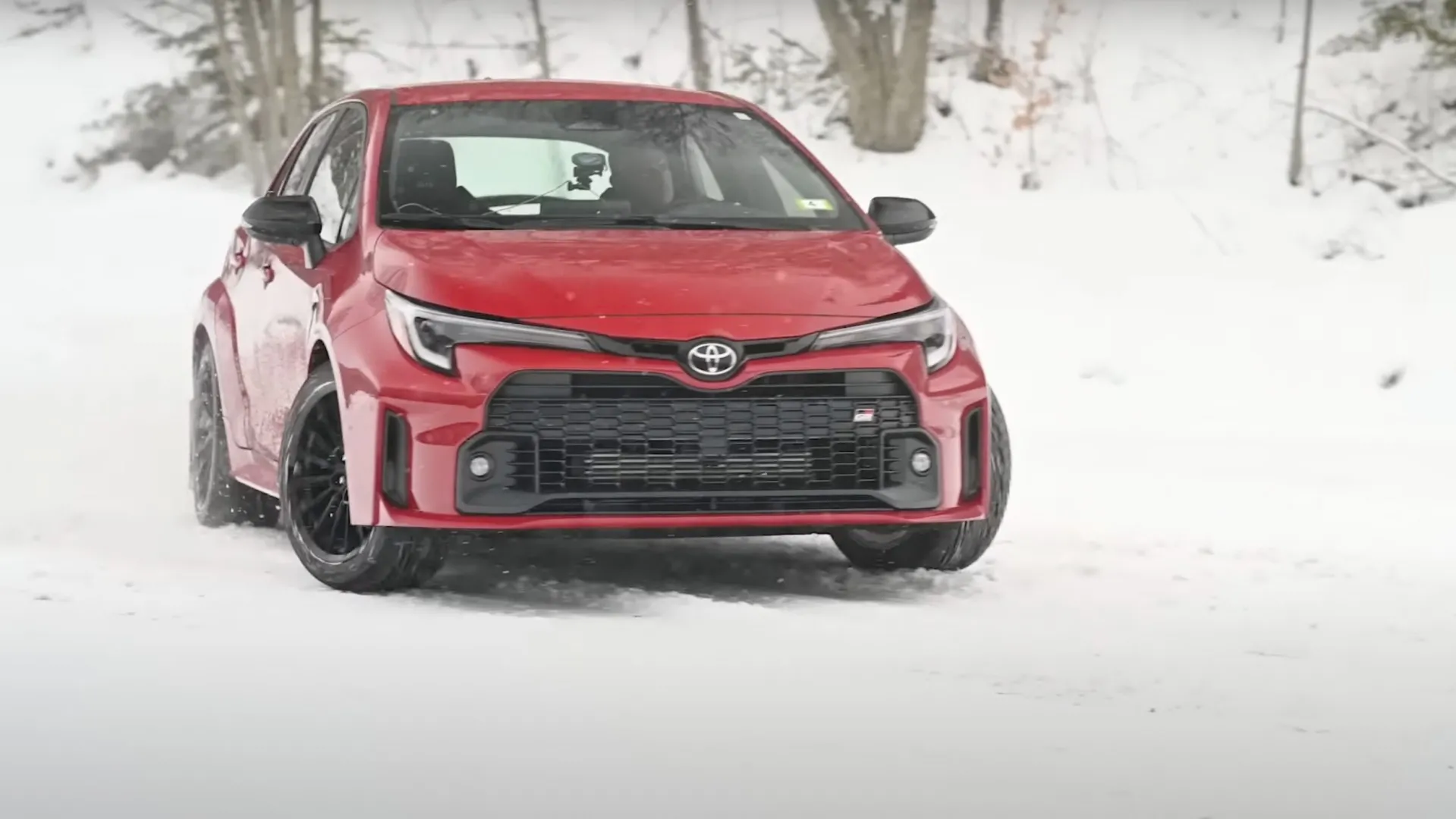 Refréscate viendo al Toyota GR Corolla deslizarse por la nieve