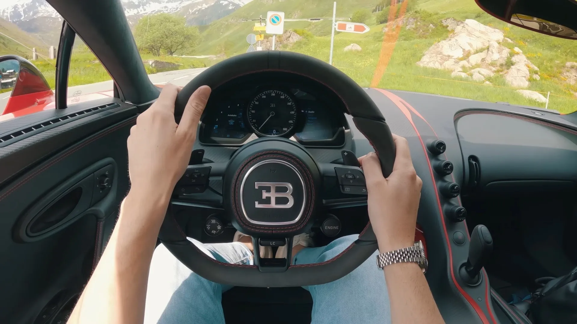 El increíble POV del Bugatti Chiron Sport en los Alpes Suizos