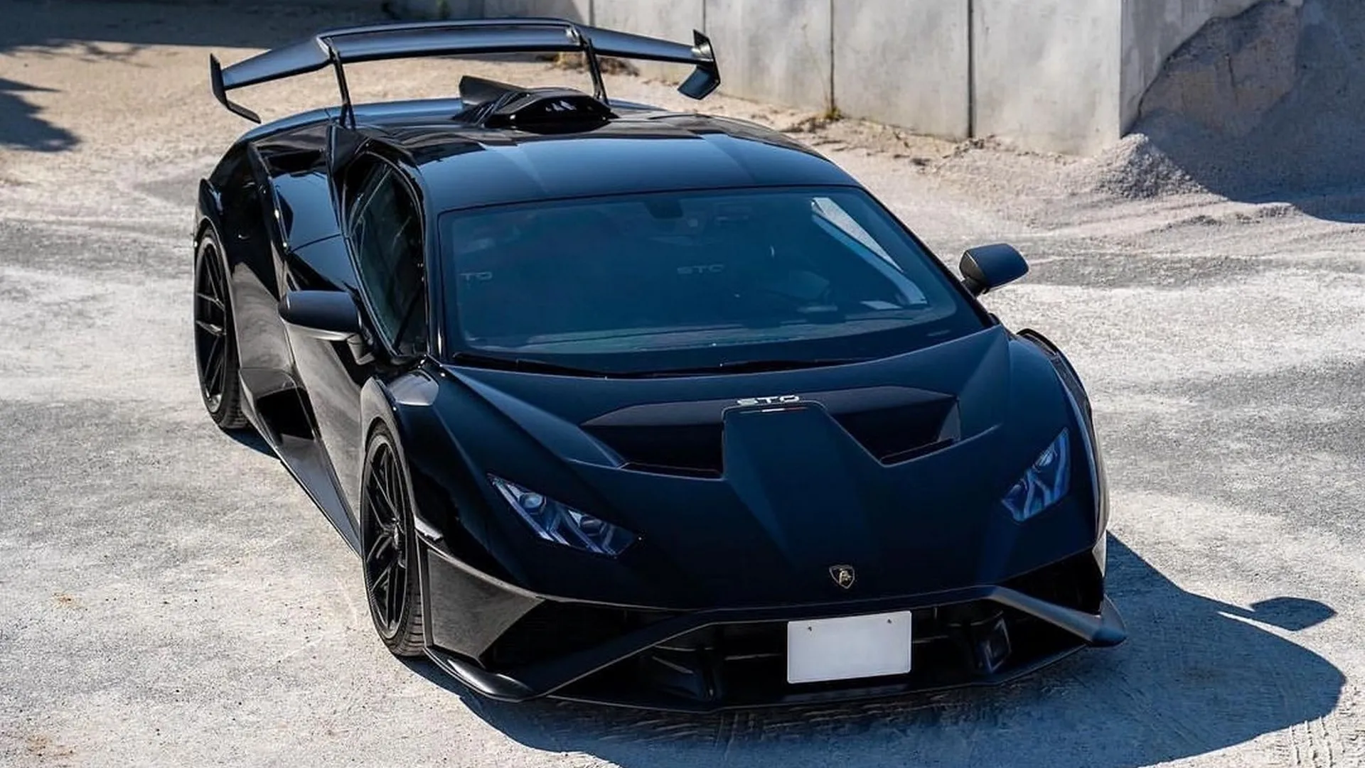 Este Lamborghini Huracan STO completamente negro es espectacular