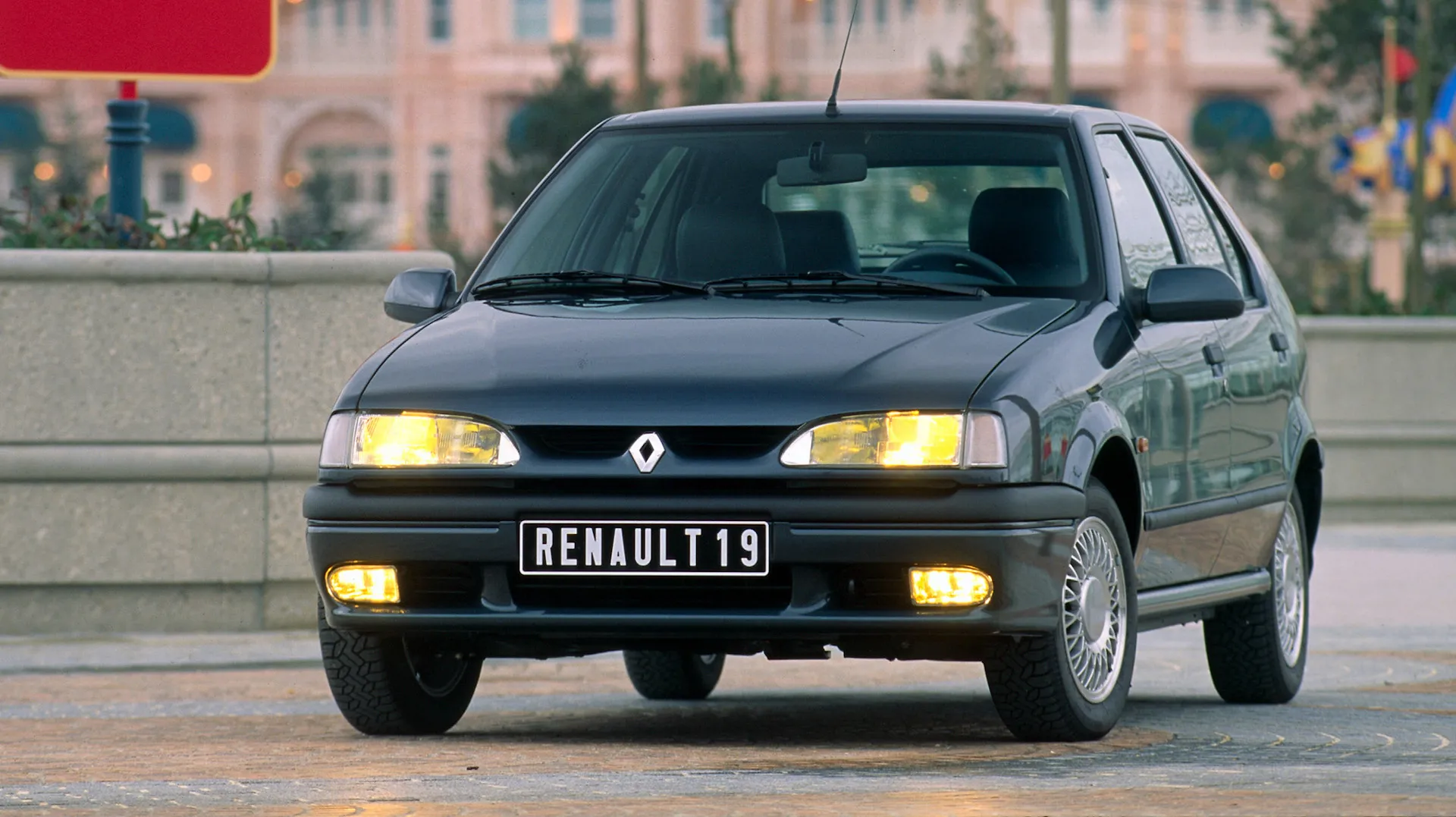 Coche del día: Renault 19 fase II