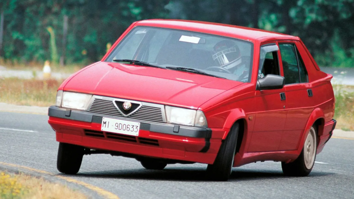 El Alfa Romeo 75 fue un coche casi hecho de retales, pero efectivo y auténticamente Alfa