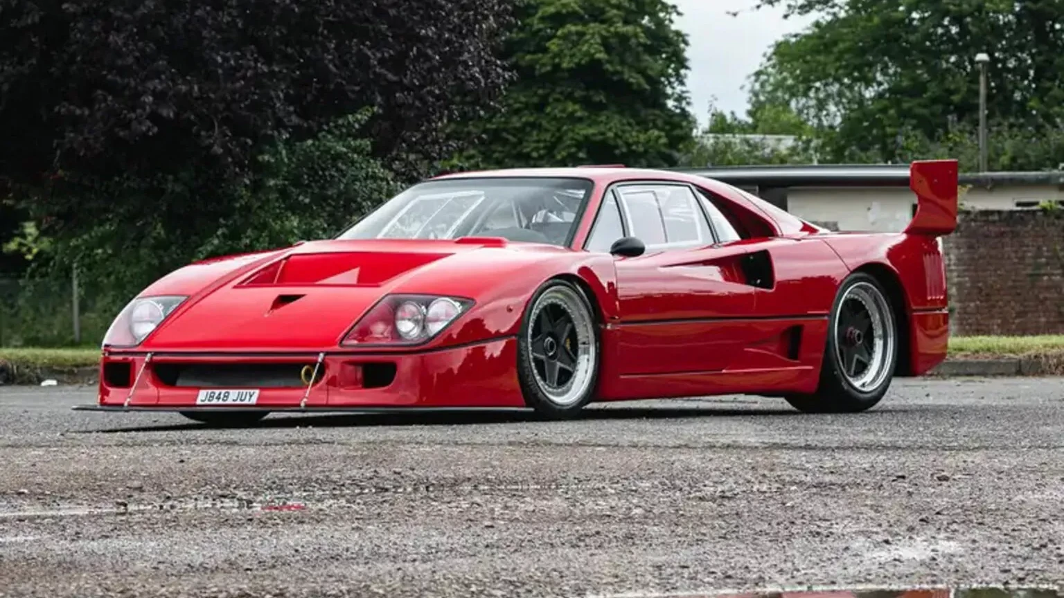 El único Ferrari F40 con motor V12 está a la venta