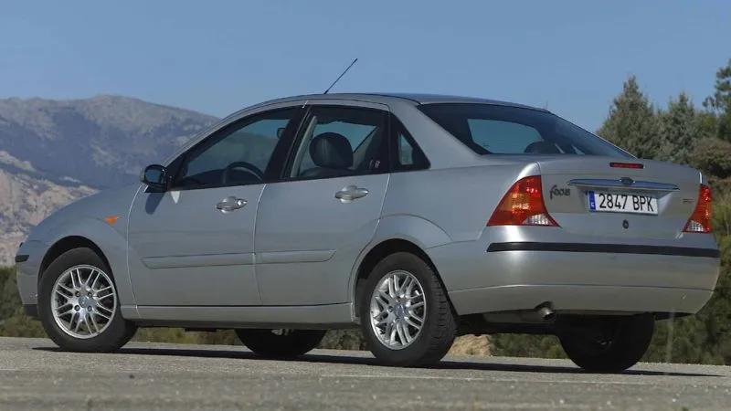 Ford Focus 1 6 Ghia sedán (2)