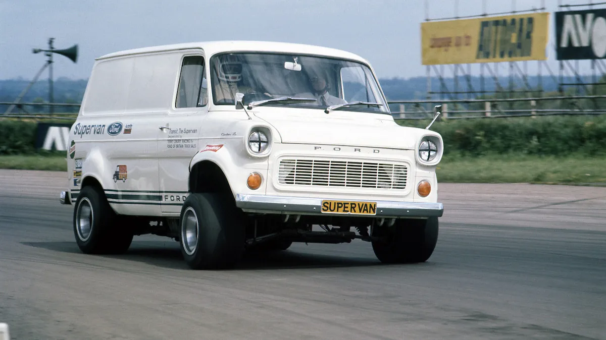 La histórica Ford Transit Supervan de 1970 está de vuelta y totalmente restaurada