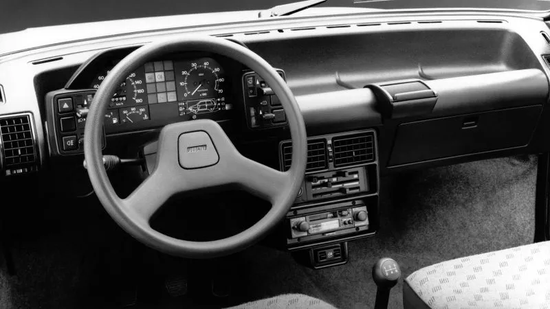 Interior del FIAT Uno cinco puertas (1)