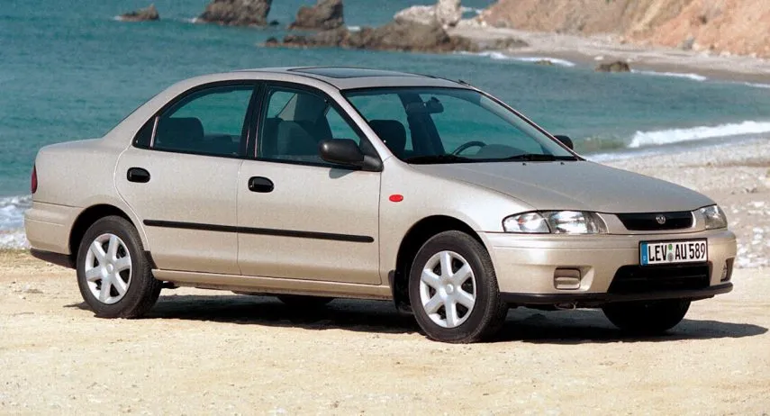 Mazda 323 sedán 2 (1)