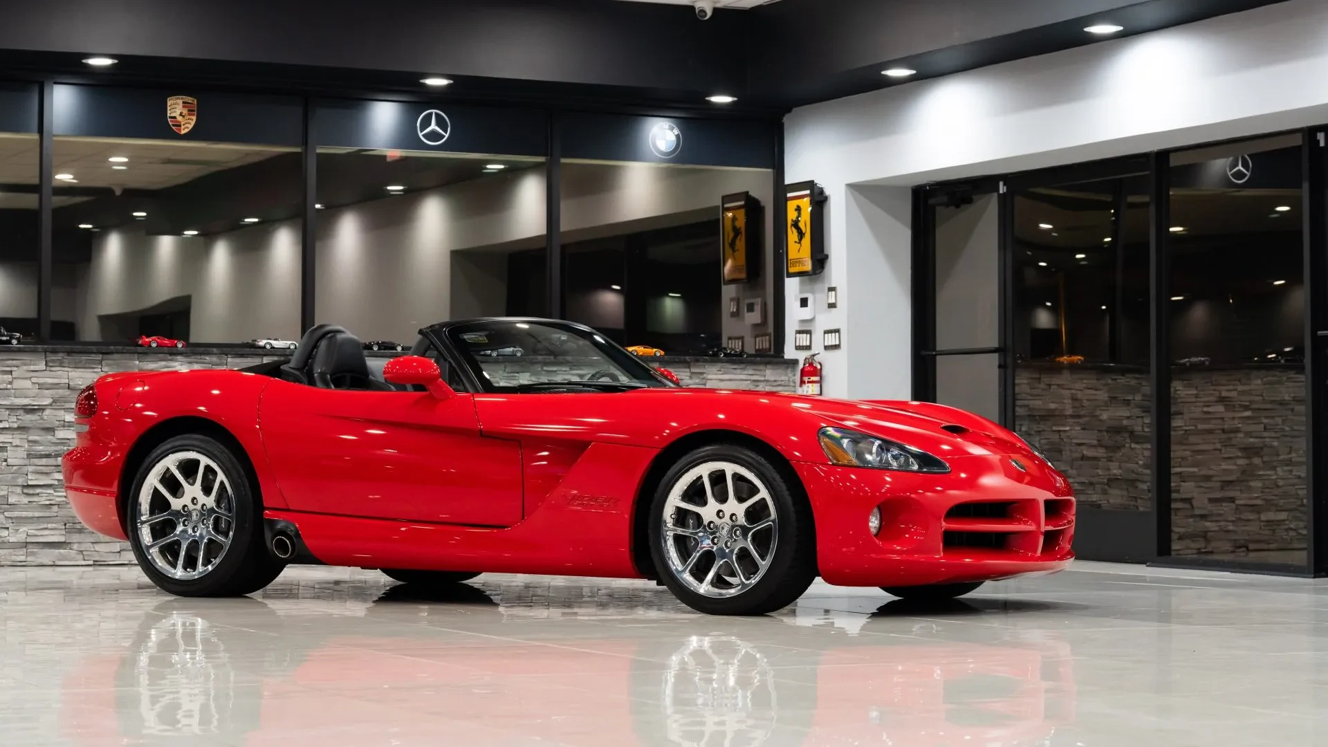 Este Dodge Viper SRT-10 Roadster recién vendido es para sentarse a conocerlo con un café de por medio