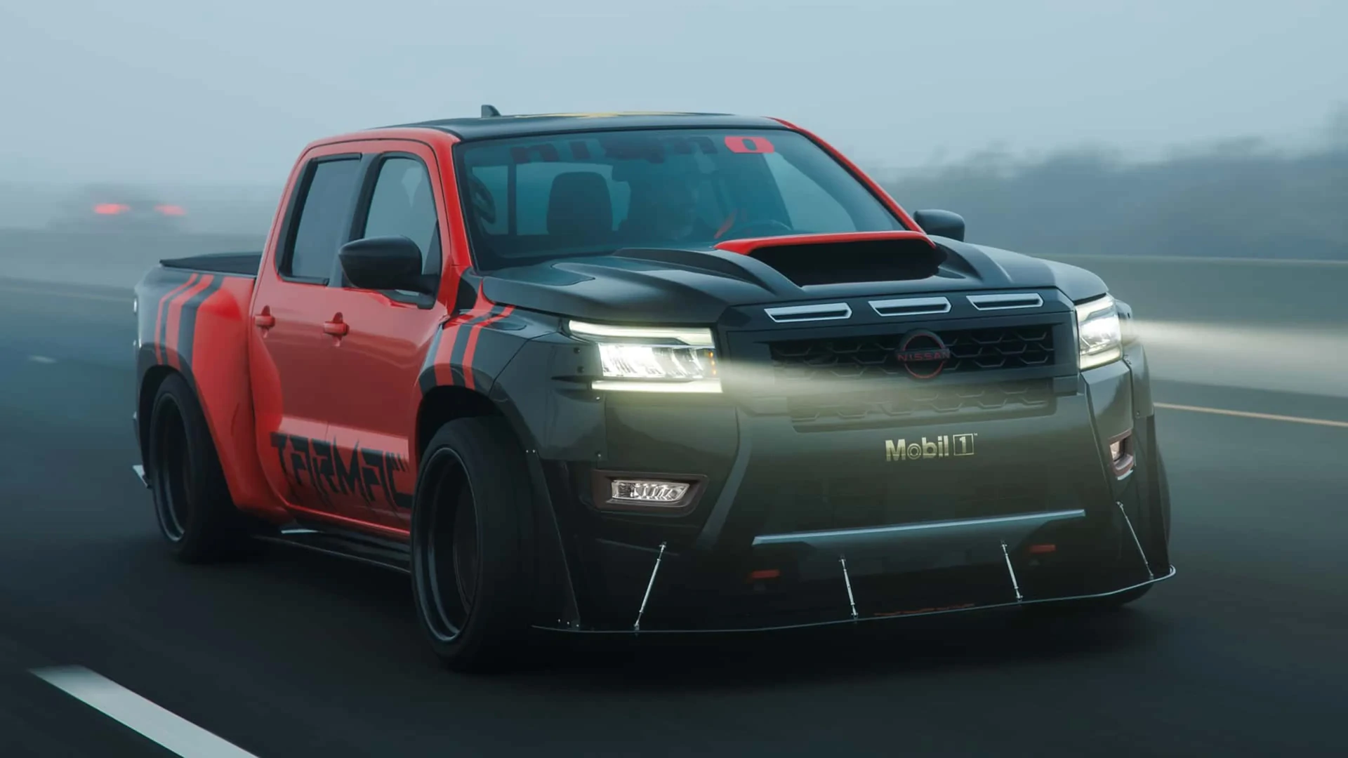 Pick-up hasta abajo: Una Nissan Navara que no se quiso quedar afuera del show del drift en Las Vegas