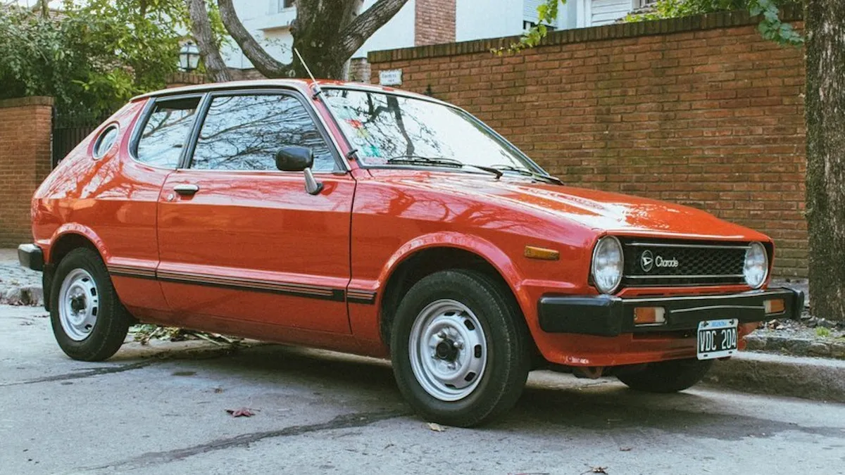 El enigmático Daihatsu Charade 1980 con ojo de buey que hizo que me acercara a hablar con su dueño