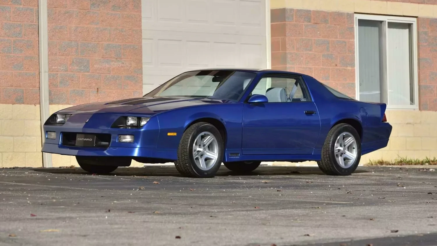 ¿Por qué?: Una pregunta sin respuesta sobre el hallazgo de este Chevrolet Camaro 1990 jamás estrenado