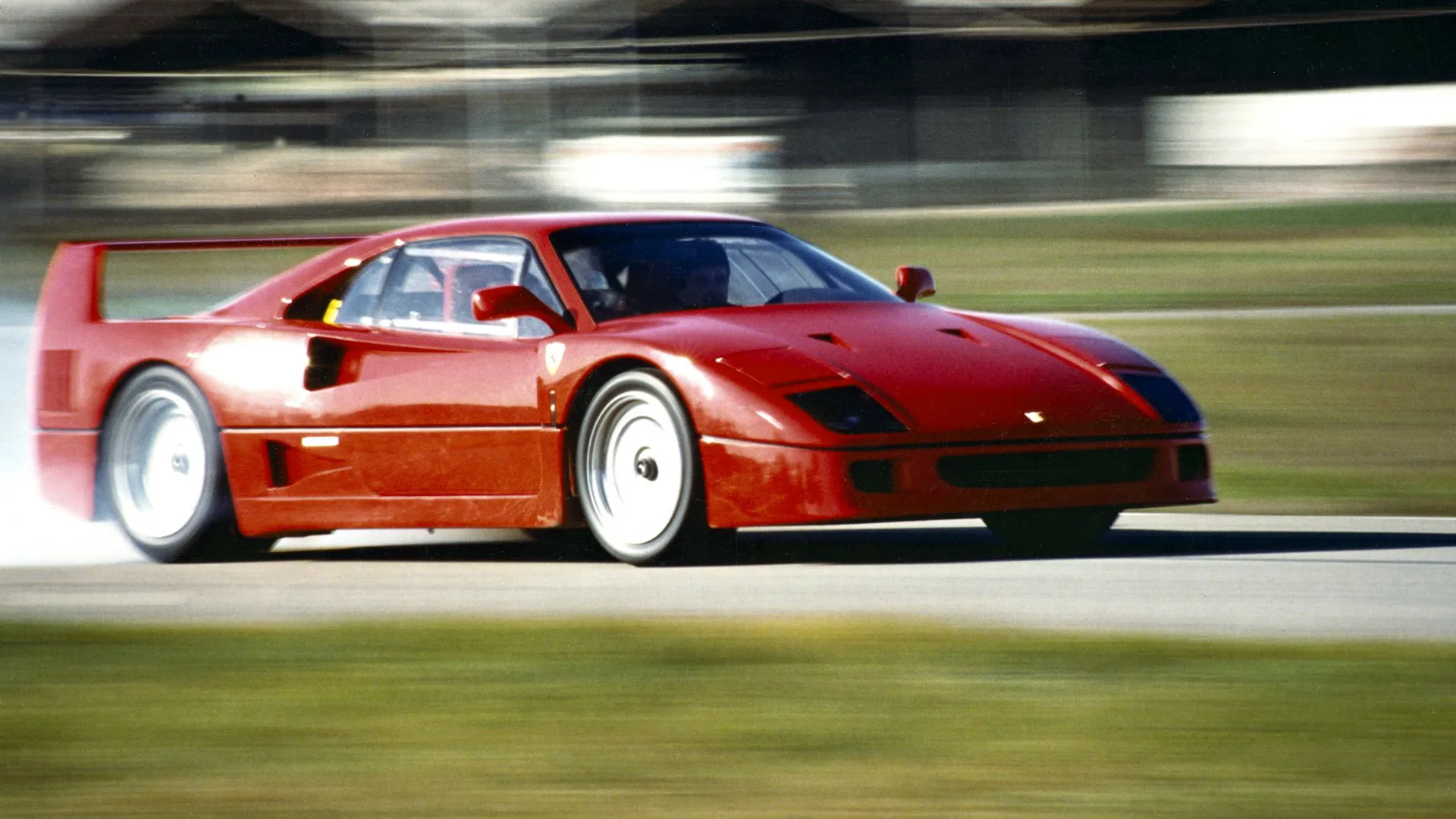 ¿Podría un Ferrari F40 soportar un motor V12 de la saga F140?