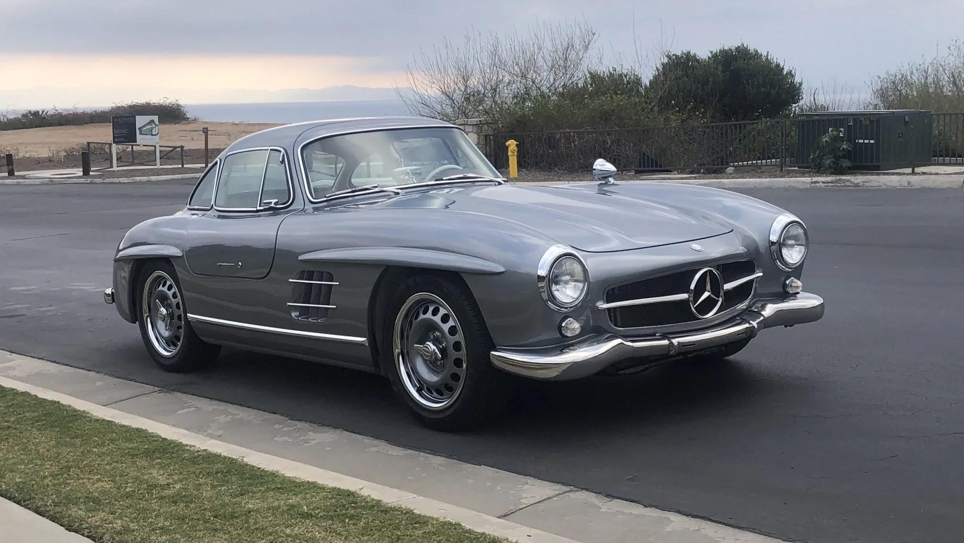 Aunque lo parezca, este no es un Mercedes Benz 300 SL Gullwing